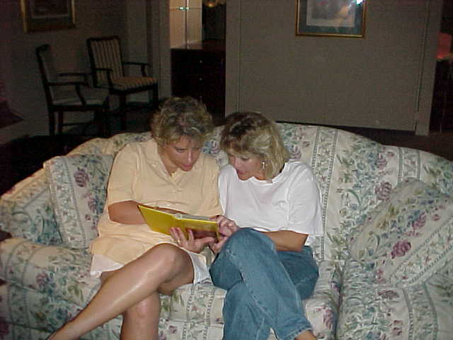 thu-001S.jpg (32424 bytes)